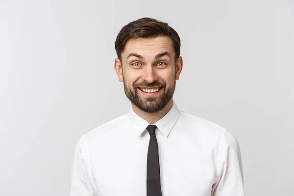 Retrato de jovem feliz sorridente homem de negócios, isolado sobre fundo branco — Fotografia de Stock