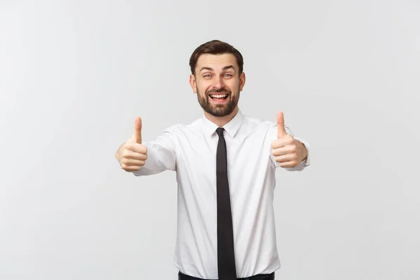 Ευτυχισμένος χαμογελαστός νέος επιχειρηματίας με αντίχειρες προς τα πάνω χειρονομία, απομονωμένος σε λευκό φόντο — Φωτογραφία Αρχείου