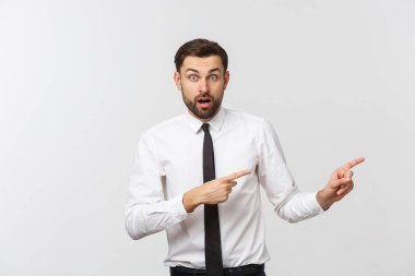 Sakallı ciddi iş adamı seni işaret ediyor. Gri stüdyo arka planında izole edilmiş.