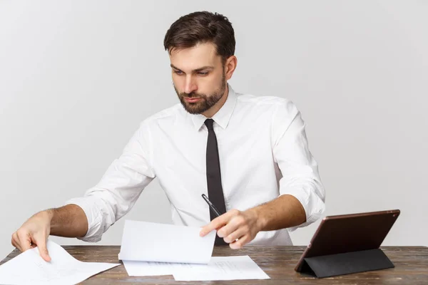 Вид занятого бизнесмена, подписывающего документ в офисе на белом фоне — стоковое фото