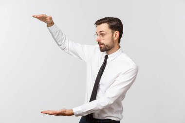 Yakışıklı genç iş adamı mutlu gülüş, iş adamı avucunda bir şey gösteriyor, reklam ürünü kavramı.