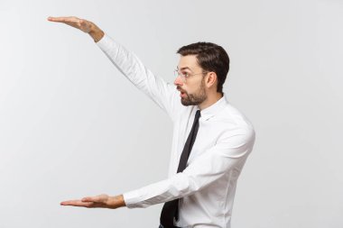 Yakışıklı genç iş adamı mutlu gülüş, iş adamı avucunda bir şey gösteriyor, reklam ürünü kavramı.