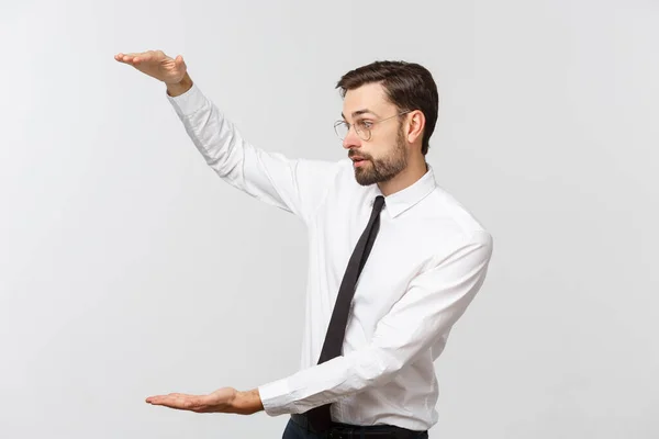 Schöner junger Geschäftsmann, glückliches Lächeln, Geschäftsmann, der etwas auf der offenen Handfläche zeigt, Konzept des Werbeprodukts — Stockfoto