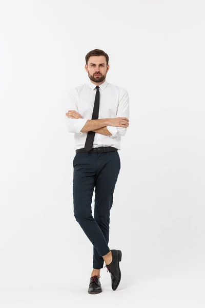 Πορτρέτο ενός νεαρού επιχειρηματία με αυτοπεποίθηση με τα χέρια στις τσέπες σε λευκό φόντο — Φωτογραφία Αρχείου