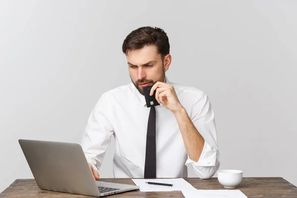 Bild von fröhlichen Geschäftsmann im Anzug lächelnd, während er Laptop und Kreditkarte über grauem Hintergrund isoliert hält. — Stockfoto