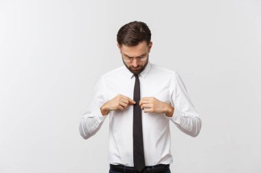 Yakışıklı, çekici, zeki ve resmi giyinmiş sakallı bir adamın yakın portresi.