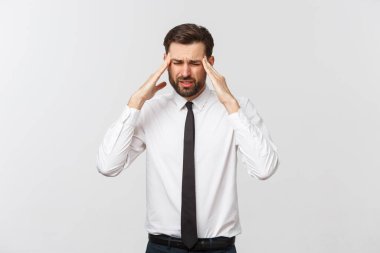 Beyaz tenli genç işadamı baş ağrısı çekiyor.
