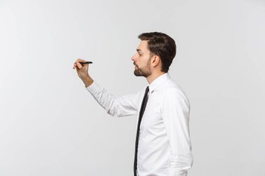 Kalem tutan genç bir iş adamının görüntüsü, beyaz arka planda izole edilmiş, bir şeyler yazmaya hazır.