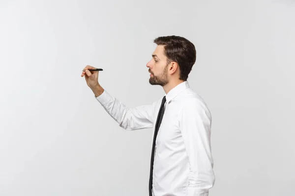 Widok młodego biznesmena trzymającego długopis, gotowego coś napisać, odizolowanego na białym tle — Zdjęcie stockowe
