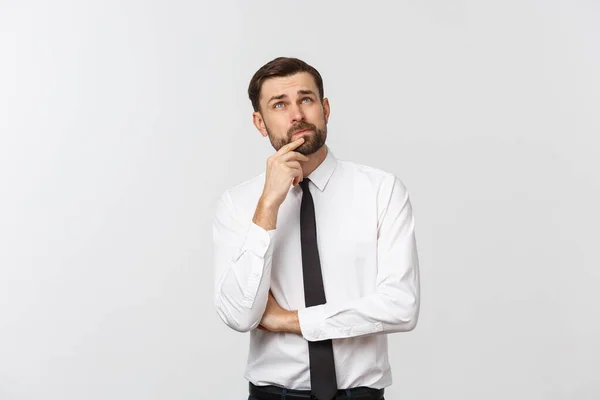 Denkende man geïsoleerd op witte achtergrond. Closeup portret van een casual jonge pensive zakenman op zoek naar copyspace. Blank mannelijk model — Stockfoto