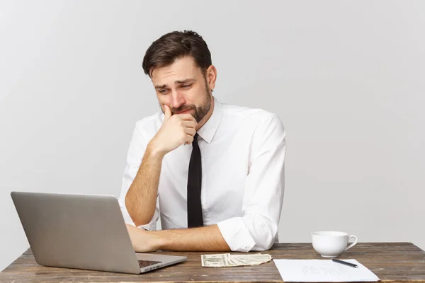 Hombre infeliz trabajando en la oficina, mirando a la cámara, vista frontal, aislado en blanco . — Foto de Stock