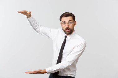 Yakışıklı genç iş adamı mutlu gülüş, iş adamı avucunda bir şey gösteriyor, reklam ürünü kavramı.