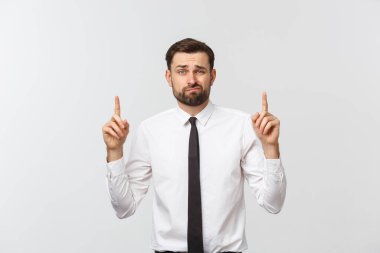Sakallı ciddi iş adamı seni işaret ediyor. Gri stüdyo arka planında izole edilmiş.