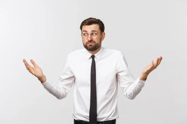 Jeune homme d'affaires heureux geste avec les mains et montrant l'équilibre ou ne se soucient pas . — Photo