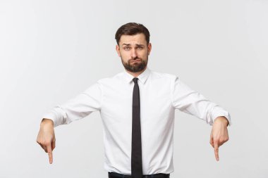 Sakallı ciddi iş adamı seni işaret ediyor. Gri stüdyo arka planında izole edilmiş.