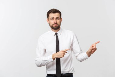 Sakallı ciddi iş adamı seni işaret ediyor. Gri stüdyo arka planında izole edilmiş.