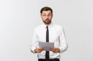 Genç iş adamı ciddi bir yazı tahtasında, yakışıklı iş adamı şık bir takım giyer ve beyaz arka planda izole edilmiş kravat takar..