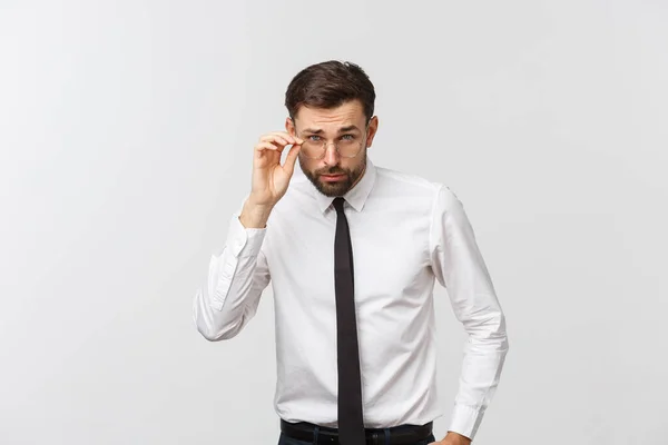 Primer plano retrato de joven hombre de negocios guapo en gafas, mirando a la cámara . —  Fotos de Stock