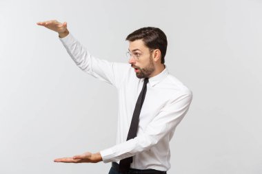 Yakışıklı genç iş adamı mutlu gülüş, iş adamı avucunda bir şey gösteriyor, reklam ürünü kavramı.