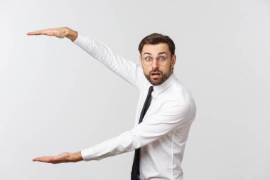 Yakışıklı genç iş adamı mutlu gülüş, iş adamı avucunda bir şey gösteriyor, reklam ürünü kavramı.