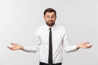 Genç mutlu iş adamı elleriyle el kol hareketi yapıyor ve dengesini gösteriyor ya da umursamıyor..