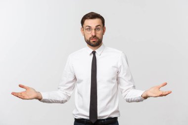 Genç mutlu iş adamı elleriyle el kol hareketi yapıyor ve dengesini gösteriyor ya da umursamıyor..