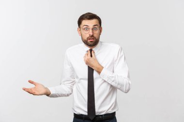 Genç mutlu iş adamı elleriyle el kol hareketi yapıyor ve dengesini gösteriyor ya da umursamıyor..