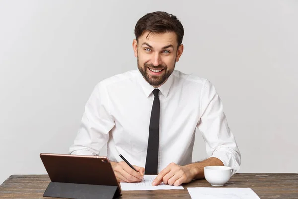 Een bezige zakenman die een document ondertekent in het kantoor tegen een witte achtergrond — Stockfoto