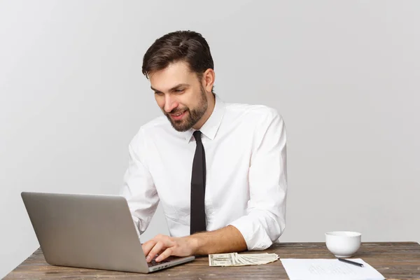 Unglückliche männliche Arbeit im Büro, Blick in die Kamera, Frontansicht, isoliert auf weiß. — Stockfoto