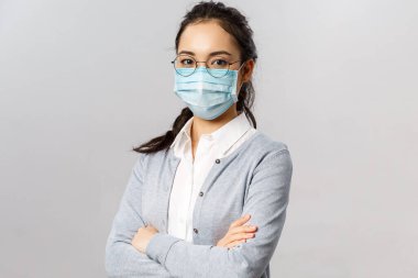 Covid19, virüs, sağlık ve tıp konsepti. Kendine güvenen genç Asyalı hemşirenin portresi, hastalarla ilgilenmek, karantina sırasında maske takmak, el ele tutuşmak.