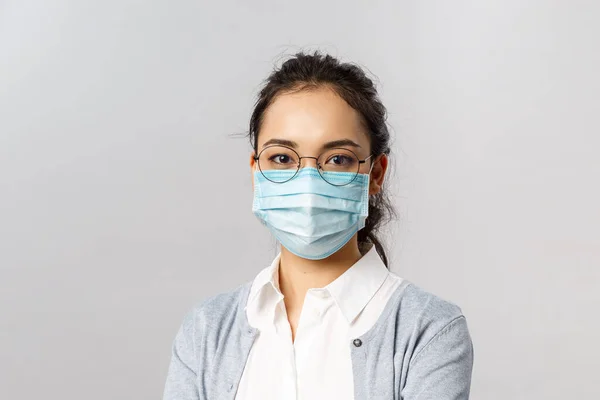 Covid19 、ウイルス、健康と医学の概念。コロナウイルスに感染しないように医療面マスクを着用した若いアジア人女性の肖像,隔離中に安全な家に滞在,パンデミア — ストック写真