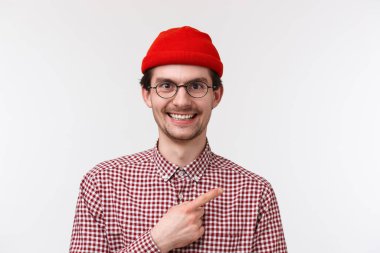 Yakın plan portre ilgili ve heyecanlı beyaz erkek sakallı ve bıyıklı, parmağıyla sağ üst köşeyi işaret ediyor, promosyondan bahsediyor, tavsiye veriyor, ürün seçiyor, beyaz arka plan