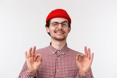 Sakin ol, ben hallederim. Memnun genç adam her şeyin yolunda olduğuna emin, gülümsüyor, tamam jest yapıyor ve onaylıyor, arkadaşından etkileniyor harika bir proje, her şeyin mükemmel olacağını garanti ediyor.