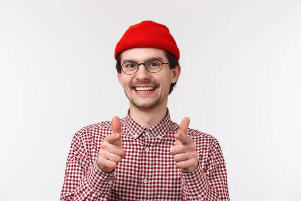 Bom trabalho. Close-up retrato feliz satisfeito sorridente caucasiano homem com barba em óculos e gorro, mostrando pistolas de dedo câmera elogiar grande trabalho, escolher pessoa, recruta para equipe, fundo branco — Fotografia de Stock