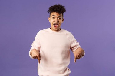 Yakışıklı karizmatik bir adamın portresi abone olmaya, kurslara katılmaya ya da bu ürünü hemen şimdi almaya davet ediyor, parmakları aşağıda, kameraya bakın büyülenmiş ve etkilenmiş,