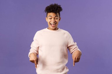 Dehşet verici haberleri olan neşeli, yakışıklı hippi adam, online mağazadaki en iyi anlaşma, en sevdiği oyun sonunda stokta, parmaklarını yere eğip neşe saçan, mor arka plan