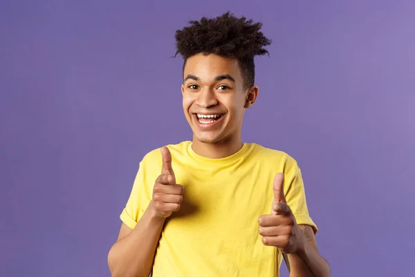 Věřit v tebe. Portrét veselého mladého optimistického chlapa, který se snaží pokračovat, ukazuje prstem na kameru se šťastným pozitivním úsměvem, někoho si vybírá, chválí nebo pochvaluje — Stock fotografie