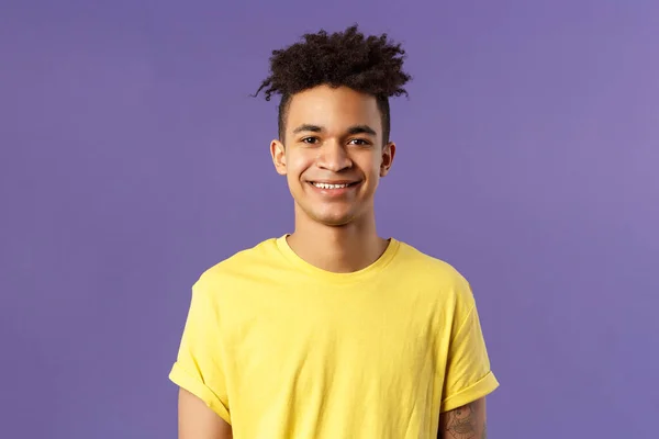 Close-up portrait of smiling, enthusiastic hispanic male student searching job, consider career opportunities, recruiting to company, smiling cheerful standing purple background — Stock Photo, Image