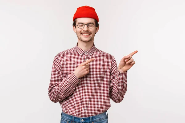 Ένα πορτραίτο ενός χαρούμενου, ονειρεμένου ενήλικα άντρα με μουστάκι, με κόκκινο σκούφο και γυαλιά, χαμογελώντας με κλειστά μάτια καθώς ζητωκραύγαζε βρήκε αυτό που έψαχνε στην πάνω δεξιά γωνία της διαφήμισης — Φωτογραφία Αρχείου