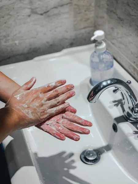 Coronavirus of Covid-19. handen wassen wrijven met zeep man voor corona virus preventie, hygiëne om te stoppen met het verspreiden van coronavirus. — Stockfoto