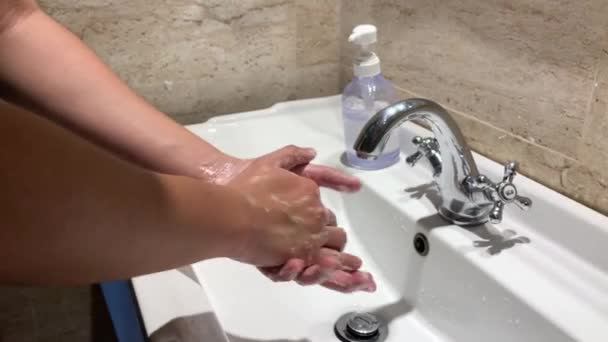 Koronavirus dezinfekční gel pro čistou hygienu rukou korona virus šíření prevence. Žena používající alkohol třít alternativu k mytí rukou. REAL TIME video — Stock video