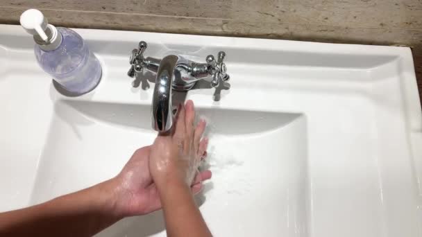 Coronavirus mão desinfetante gel desinfetante para limpar as mãos higiene corona vírus propagação prevenção. Mulher usando álcool esfregar alternativa para lavar as mãos. Tempo real de vídeo — Vídeo de Stock
