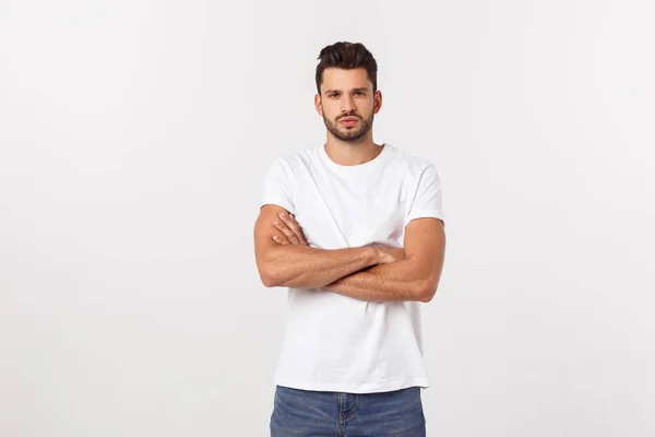 Portret van een lachende jongeman in een wit t-shirt geïsoleerd op witte achtergrond. — Stockfoto