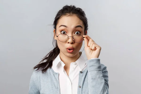 Publicidad, gente y concepto de emoción. primer plano retrato de intrigado, emocionado asiático mujer oficina empleado, chismes, darse cuenta de algo enorme sucedió, escuchar grandes noticias, mirada sorprendida — Foto de Stock