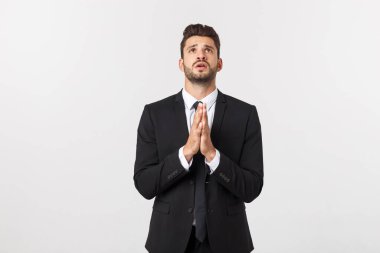 Yakışıklı genç bir iş adamı, dua ediyor, beyaz arka planda soyutlanmış. Fikir kavramı, soru sor, düşün, seç, karar ver.