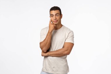 Sinirli ve rahatsız olmuş kibirli adam, tedirgin bakışlar aralıklı sırıtış, parmaklarla yüze dokunmak, sıkıcı buluşmalara dayanamamak, bıkkınlık ve hayal kırıklığı hissetmek, düşünceli beyaz arka plan