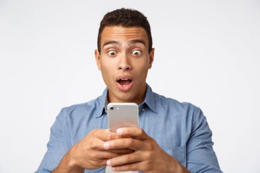 Şok olmuş ve etkilenmiş yakışıklı adam suskun bir şekilde dikiliyordu. Akıllı telefondan arkadaşlarının parti videosunu izliyordu. Mobil ekranı patlak gözlerle izliyordu.