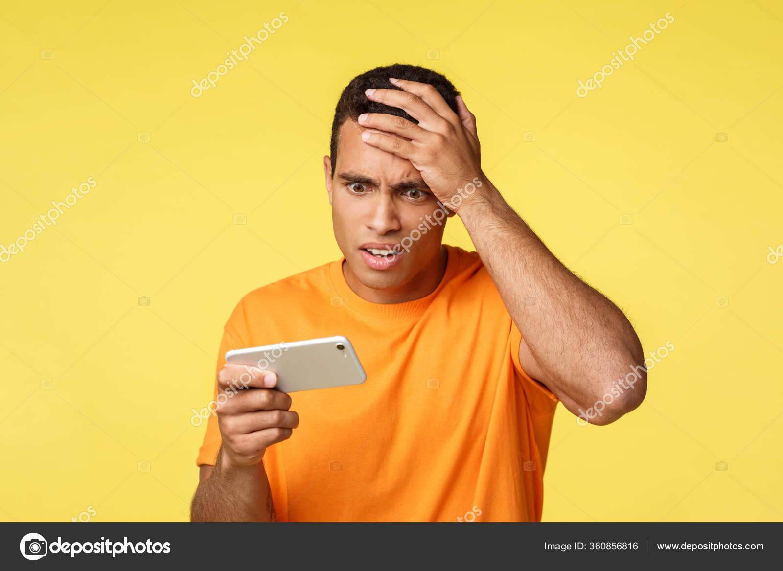 Расстроенный И Потрясенный Молодой Красивый Мужчина, Держа В Руках.