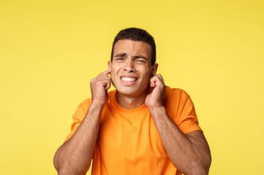 Kapat şu sinir bozucu müziği, adam Noel arifesi şarkılarından nefret ediyor. Sıkıntılı ve sorunlu yakışıklı adam, sıkıntıdan çömeliyor ve yüzünü buruşturuyor, kulaklarını tıkıyor, tenezzül ediyor, gürültüden rahatsız oluyor