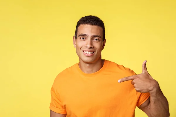 Negócio e emprego, conceito hr. Homem de boa aparência confiante procurando emprego, apontando-se como candidato perfeito trabalho, aplicando currículo sorrindo assertivo, permanecendo fundo amarelo positivo — Fotografia de Stock